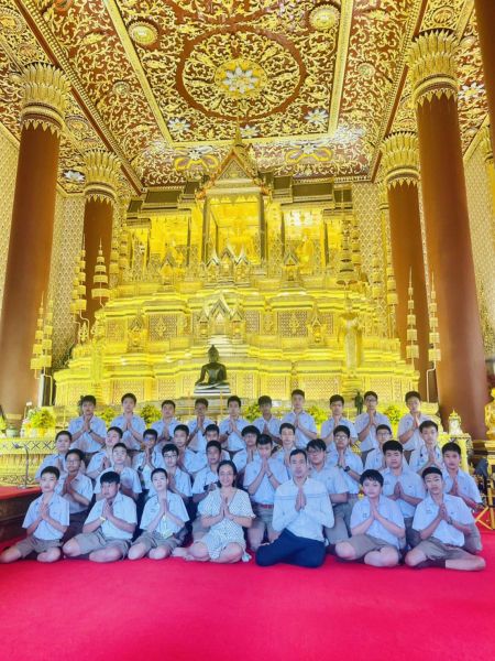กิจกรรมทำบุญตักบาตรในช่วงเช้า ณ วัดเทพศิรินทราวาส