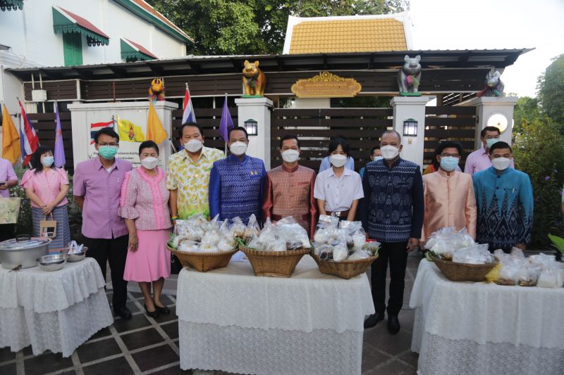 กิจกรรมทำบุญตักบาตรในช่วงเช้า ณ วัดเทพศิรินทราวาส