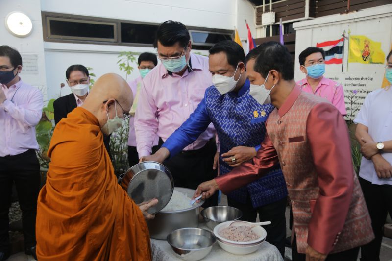 กิจกรรมทำบุญตักบาตรในช่วงเช้า ณ วัดเทพศิรินทราวาส