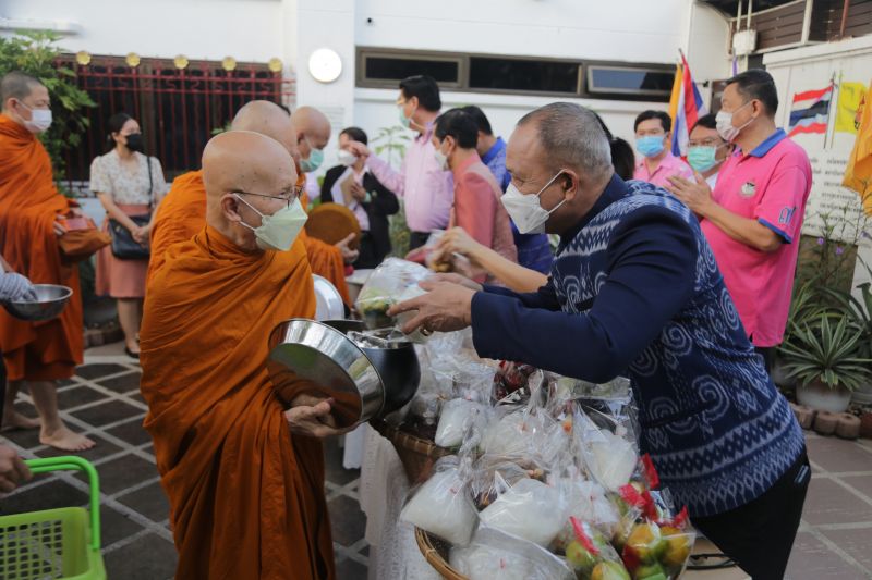 กิจกรรมทำบุญตักบาตรในช่วงเช้า ณ วัดเทพศิรินทราวาส