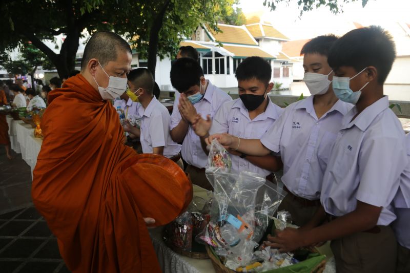 กิจกรรมทำบุญตักบาตรในช่วงเช้า ณ วัดเทพศิรินทราวาส