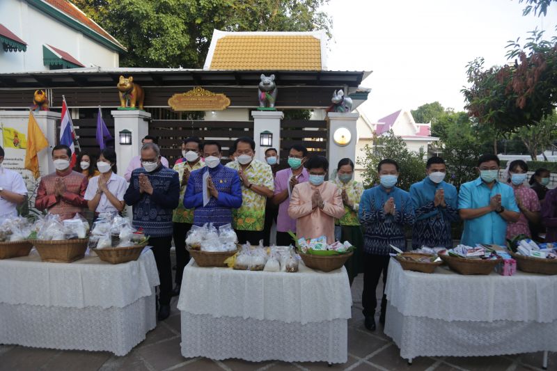 กิจกรรมทำบุญตักบาตรในช่วงเช้า ณ วัดเทพศิรินทราวาส
