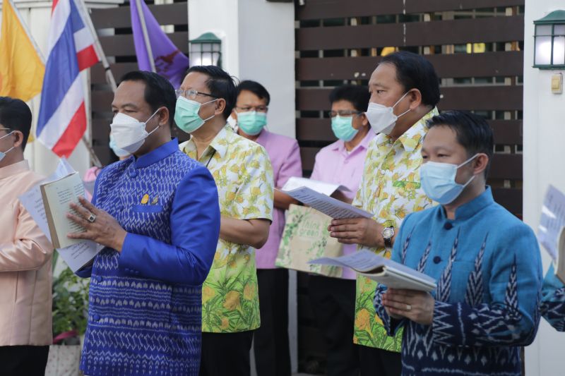 กิจกรรมทำบุญตักบาตรในช่วงเช้า ณ วัดเทพศิรินทราวาส