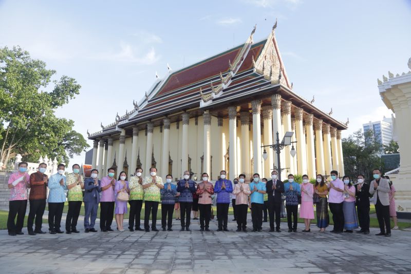 กิจกรรมทำบุญตักบาตรในช่วงเช้า ณ วัดเทพศิรินทราวาส