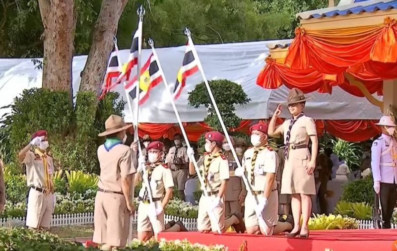 กองลูกเสือโรงเรียนเทพศิรินทร์ปฏิบัติหน้าที่ผู้ถวายธงในพิธีพระราชทานธงลูกเสือแห่งชาติ เนื่องในวันคล้ายวันสถาปนาคณะลูกเสือแห่งชาติ