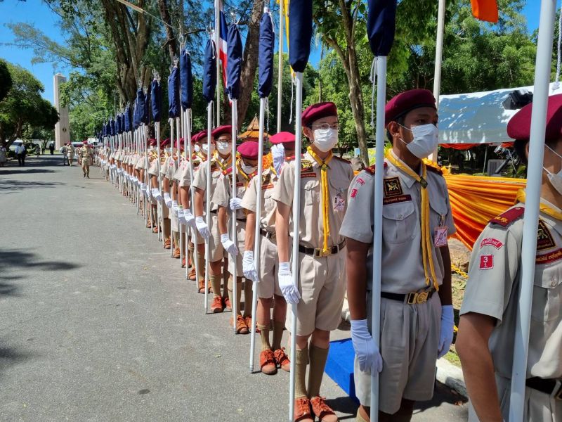 กองลูกเสือโรงเรียนเทพศิรินทร์ปฏิบัติหน้าที่ผู้ถวายธงในพิธีพระราชทานธงลูกเสือแห่งชาติ เนื่องในวันคล้ายวันสถาปนาคณะลูกเสือแห่งชาติ
