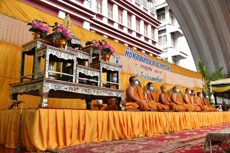 โรงเรียนเทพศิรินทร์ จัดกิจกรรม พิธีหล่อเทียนจำนำพรรษา