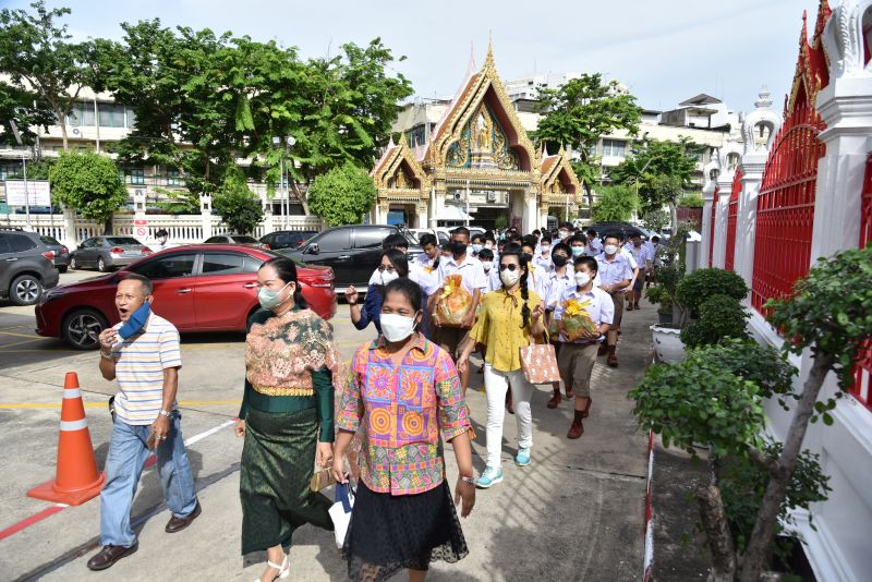 โรงเรียนเทพศิรินทร์ ร่วมโดยนักเรียนระดับมัธยมศึกษาตอนต้น จัดกิจกรรมแห่เทียนจำนำพรรษา  แด่ วัดเทพศิรินทราวาส วัดพลับพลาชัย และ วัดคณิกาผล