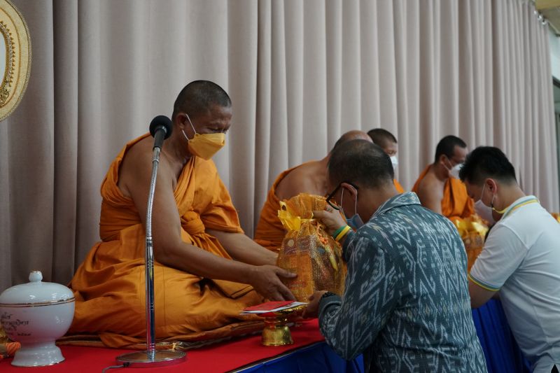โรงเรียนเทพศิรินทร์ ร่วมโดยนักเรียนระดับมัธยมศึกษาตอนปลาย จัดกิจกรรมแห่เทียนจำนำพรรษา แด่ วัดชำนิหัตถการ (วัดสามง่าม) วัดสระบัว และ วัดบรมนิวาสราชวรวิหาร