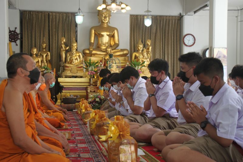 โรงเรียนเทพศิรินทร์ ร่วมโดยนักเรียนระดับมัธยมศึกษาตอนปลาย จัดกิจกรรมแห่เทียนจำนำพรรษา แด่ วัดชำนิหัตถการ (วัดสามง่าม) วัดสระบัว และ วัดบรมนิวาสราชวรวิหาร