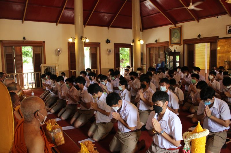 โรงเรียนเทพศิรินทร์ ร่วมโดยนักเรียนระดับมัธยมศึกษาตอนปลาย จัดกิจกรรมแห่เทียนจำนำพรรษา แด่ วัดชำนิหัตถการ (วัดสามง่าม) วัดสระบัว และ วัดบรมนิวาสราชวรวิหาร
