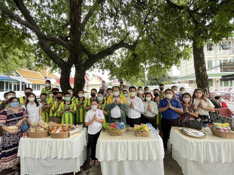 กิจกรรมทำบุญตักบาตรในช่วงเช้า ณ วัดเทพศิรินทราวาส
