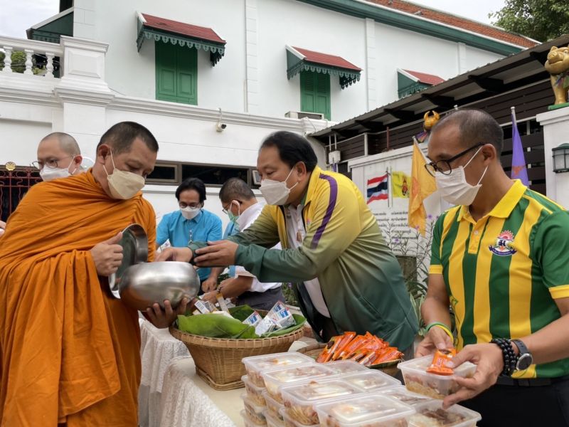 กิจกรรมทำบุญตักบาตรในช่วงเช้า ณ วัดเทพศิรินทราวาส