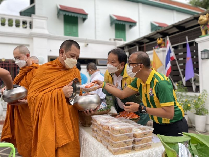 กิจกรรมทำบุญตักบาตรในช่วงเช้า ณ วัดเทพศิรินทราวาส