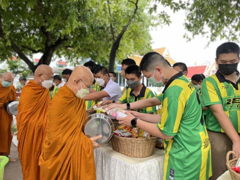 กิจกรรมทำบุญตักบาตรในช่วงเช้า ณ วัดเทพศิรินทราวาส
