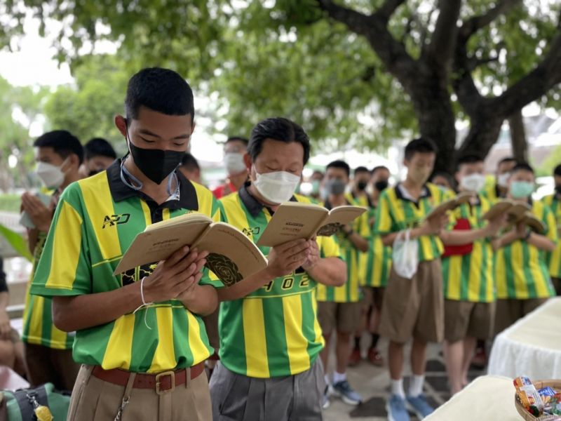กิจกรรมทำบุญตักบาตรในช่วงเช้า ณ วัดเทพศิรินทราวาส