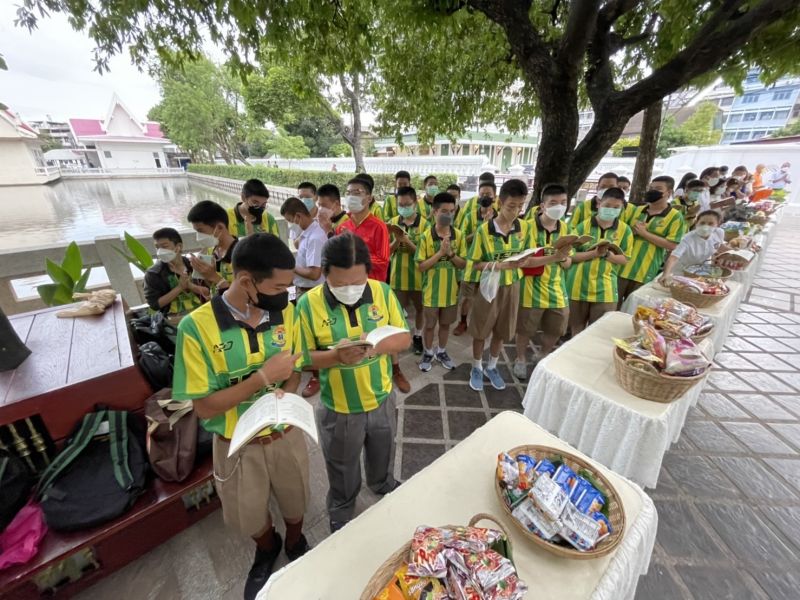 กิจกรรมทำบุญตักบาตรในช่วงเช้า ณ วัดเทพศิรินทราวาส