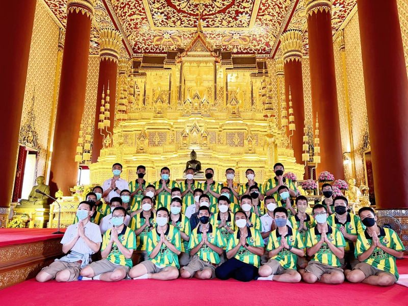 กิจกรรมทำบุญตักบาตรในช่วงเช้า ณ วัดเทพศิรินทราวาส