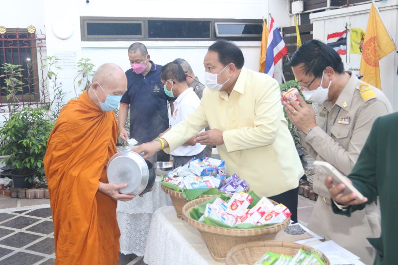 กิจกรรมทำบุญตักบาตรในช่วงเช้า ณ วัดเทพศิรินทราวาส