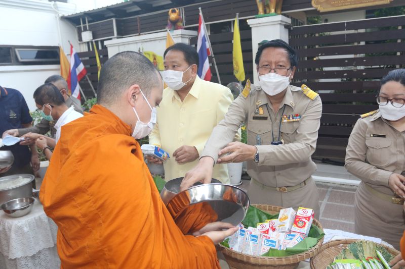 กิจกรรมทำบุญตักบาตรในช่วงเช้า ณ วัดเทพศิรินทราวาส