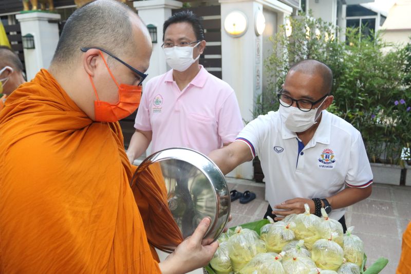 กิจกรรมทำบุญตักบาตรในช่วงเช้า ณ วัดเทพศิรินทราวาส