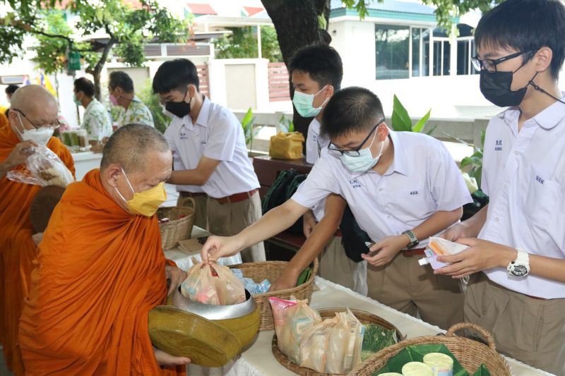 กิจกรรมทำบุญตักบาตรในช่วงเช้า ณ วัดเทพศิรินทราวาส