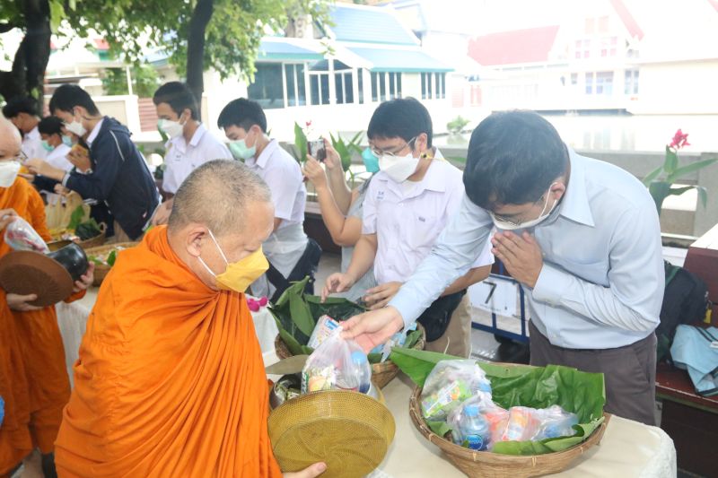 กิจกรรมทำบุญตักบาตรในช่วงเช้า ณ วัดเทพศิรินทราวาส