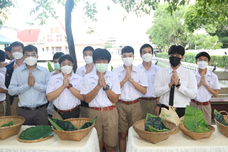 กิจกรรมทำบุญตักบาตรในช่วงเช้า ณ วัดเทพศิรินทราวาส