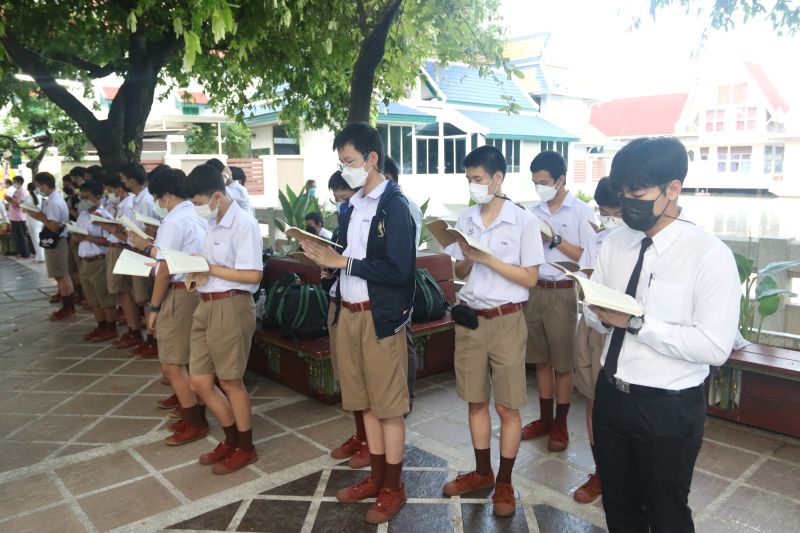 กิจกรรมทำบุญตักบาตรในช่วงเช้า ณ วัดเทพศิรินทราวาส