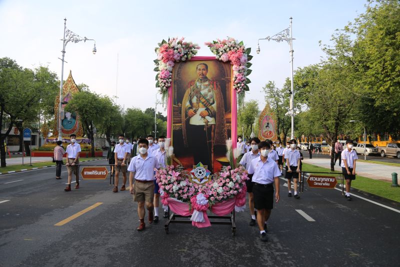 โรงเรียนในเครือจตุรมิตร ร่วมพิธีวางพวงมาลา ถวายราชสักการะ เนื่องในวันปิยมหาราช
