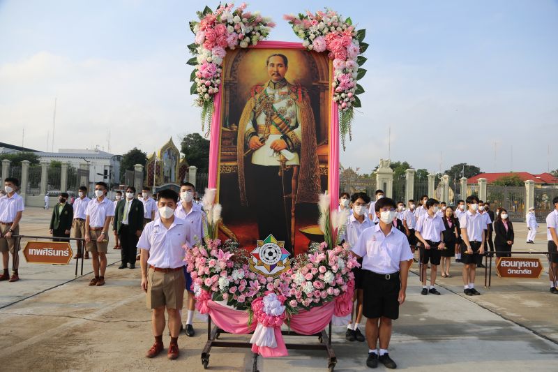 โรงเรียนในเครือจตุรมิตร ร่วมพิธีวางพวงมาลา ถวายราชสักการะ เนื่องในวันปิยมหาราช
