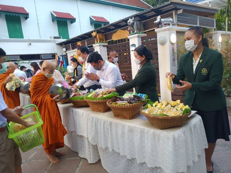กิจกรรมทำบุญตักบาตรในช่วงเช้า ณ วัดเทพศิรินทราวาส