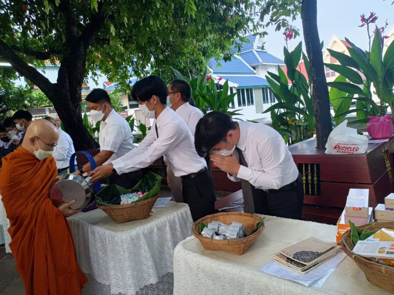 กิจกรรมทำบุญตักบาตรในช่วงเช้า ณ วัดเทพศิรินทราวาส