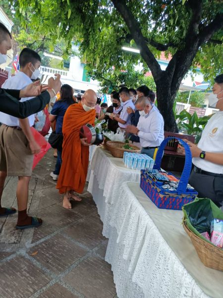 กิจกรรมทำบุญตักบาตรในช่วงเช้า ณ วัดเทพศิรินทราวาส