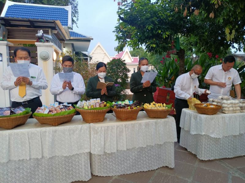 กิจกรรมทำบุญตักบาตรในช่วงเช้า ณ วัดเทพศิรินทราวาส