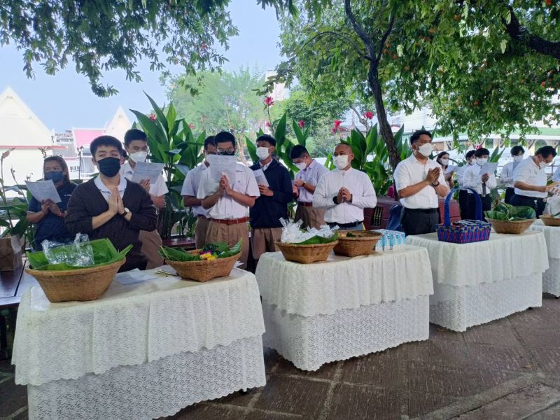 กิจกรรมทำบุญตักบาตรในช่วงเช้า ณ วัดเทพศิรินทราวาส