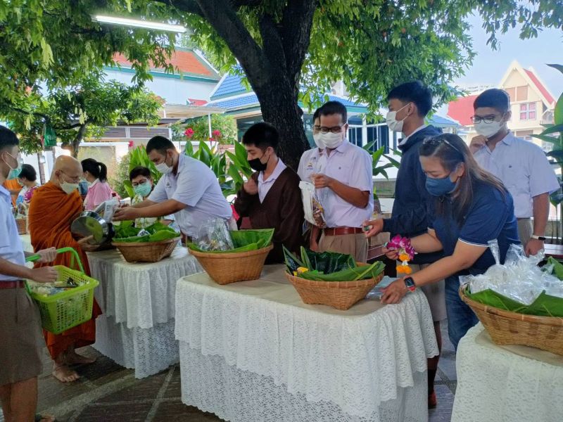 กิจกรรมทำบุญตักบาตรในช่วงเช้า ณ วัดเทพศิรินทราวาส