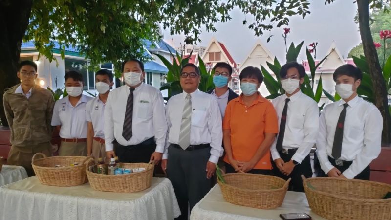 กิจกรรมทำบุญตักบาตรในช่วงเช้า ณ วัดเทพศิรินทราวาส