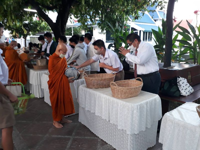 กิจกรรมทำบุญตักบาตรในช่วงเช้า ณ วัดเทพศิรินทราวาส