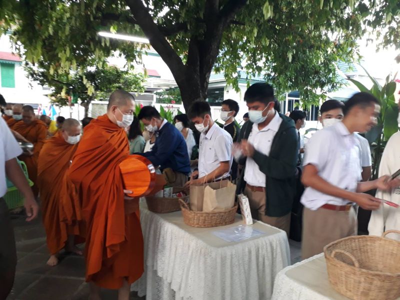 กิจกรรมทำบุญตักบาตรในช่วงเช้า ณ วัดเทพศิรินทราวาส