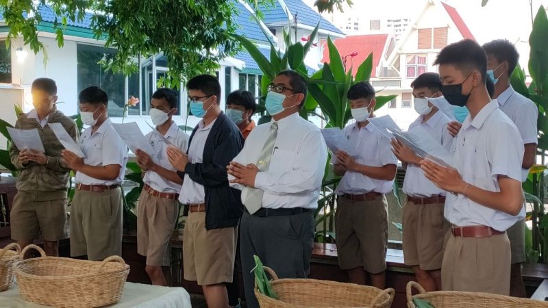 กิจกรรมทำบุญตักบาตรในช่วงเช้า ณ วัดเทพศิรินทราวาส