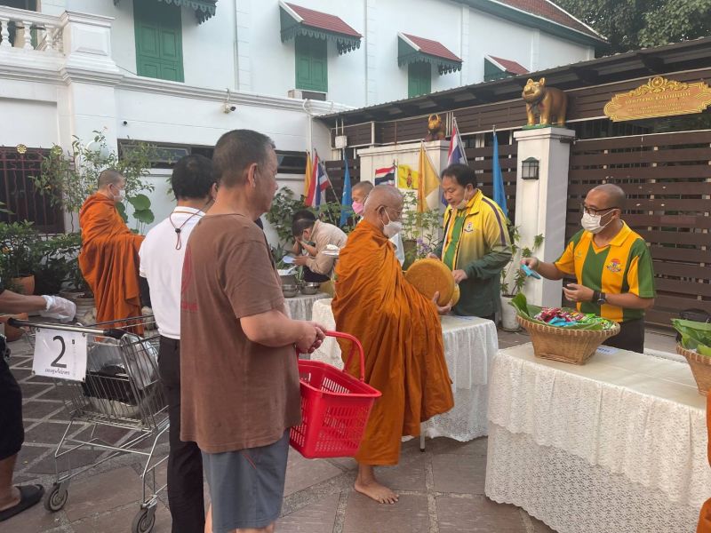 กิจกรรมทำบุญตักบาตรในช่วงเช้า ณ วัดเทพศิรินทราวาส
