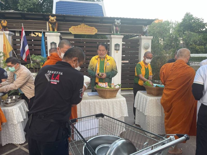 กิจกรรมทำบุญตักบาตรในช่วงเช้า ณ วัดเทพศิรินทราวาส