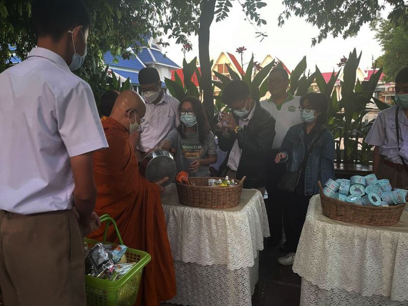 กิจกรรมทำบุญตักบาตรในช่วงเช้า ณ วัดเทพศิรินทราวาส
