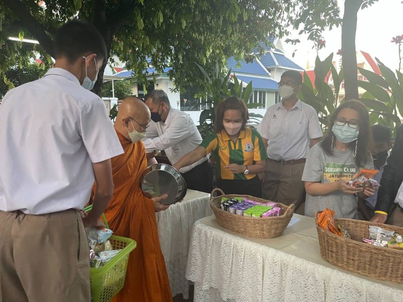 กิจกรรมทำบุญตักบาตรในช่วงเช้า ณ วัดเทพศิรินทราวาส