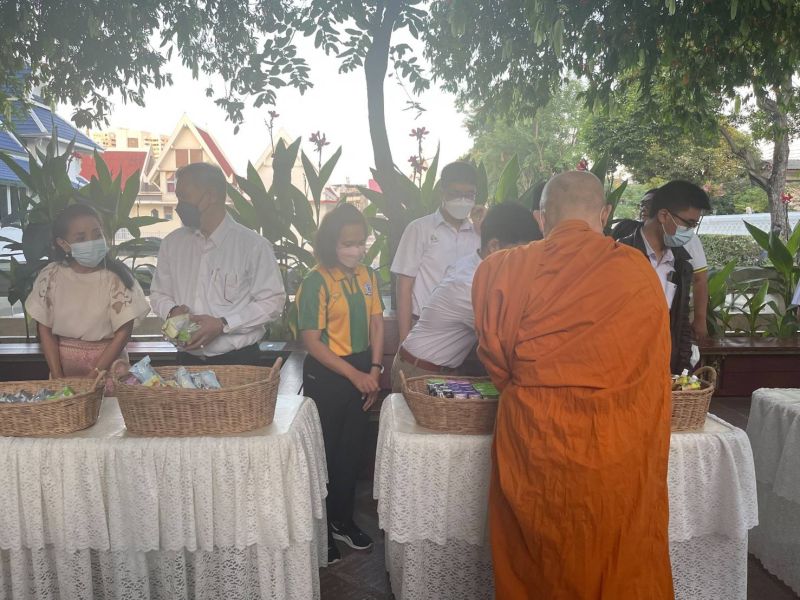 กิจกรรมทำบุญตักบาตรในช่วงเช้า ณ วัดเทพศิรินทราวาส