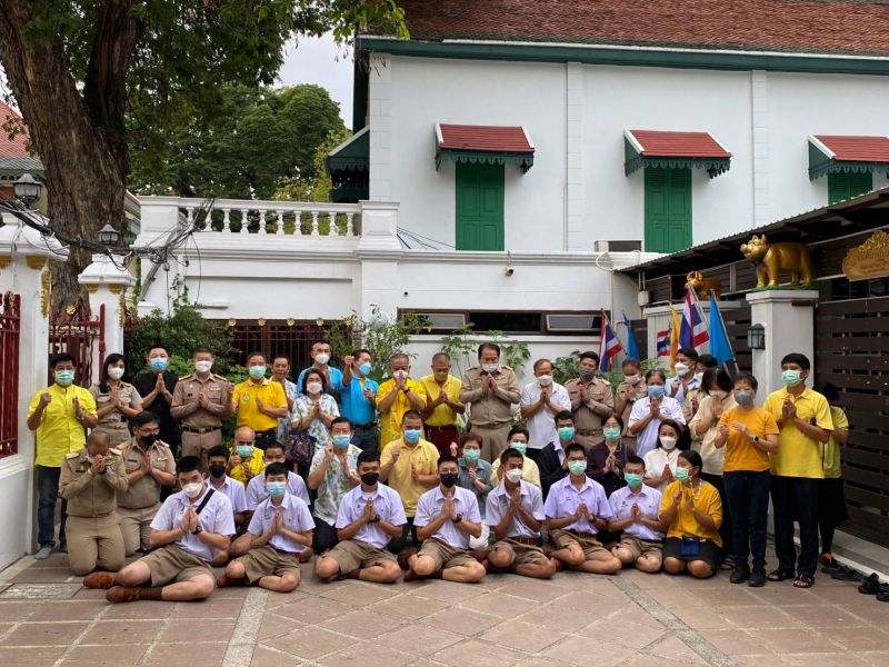 กิจกรรมทำบุญตักบาตรในช่วงเช้า ณ วัดเทพศิรินทราวาส