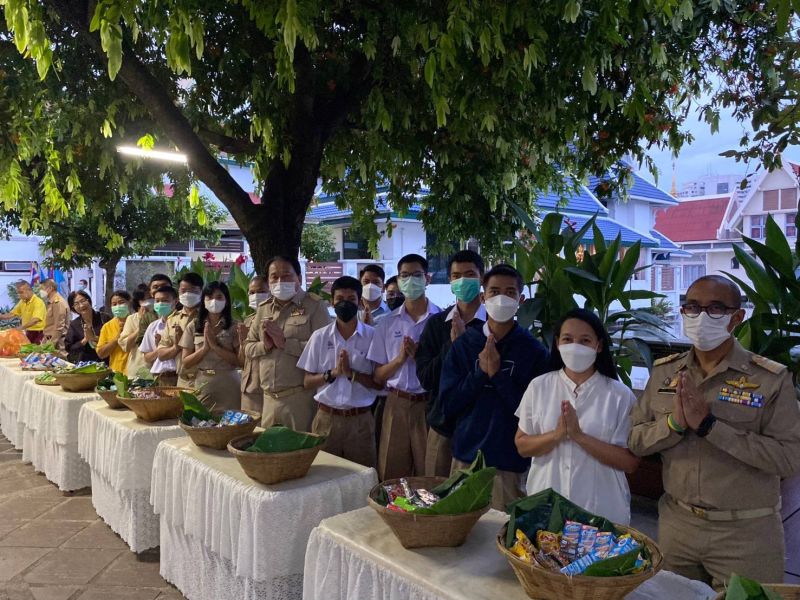 กิจกรรมทำบุญตักบาตรในช่วงเช้า ณ วัดเทพศิรินทราวาส