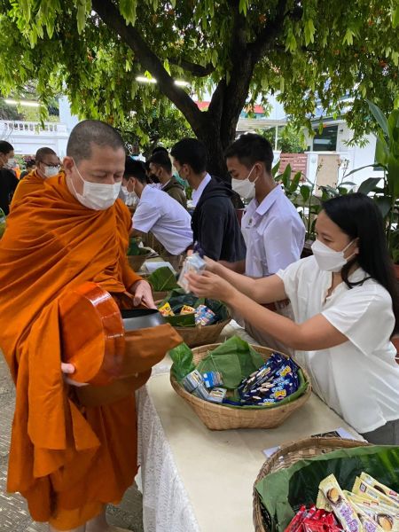 กิจกรรมทำบุญตักบาตรในช่วงเช้า ณ วัดเทพศิรินทราวาส