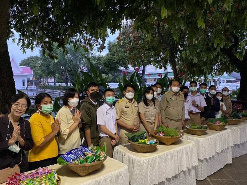 กิจกรรมทำบุญตักบาตรในช่วงเช้า ณ วัดเทพศิรินทราวาส